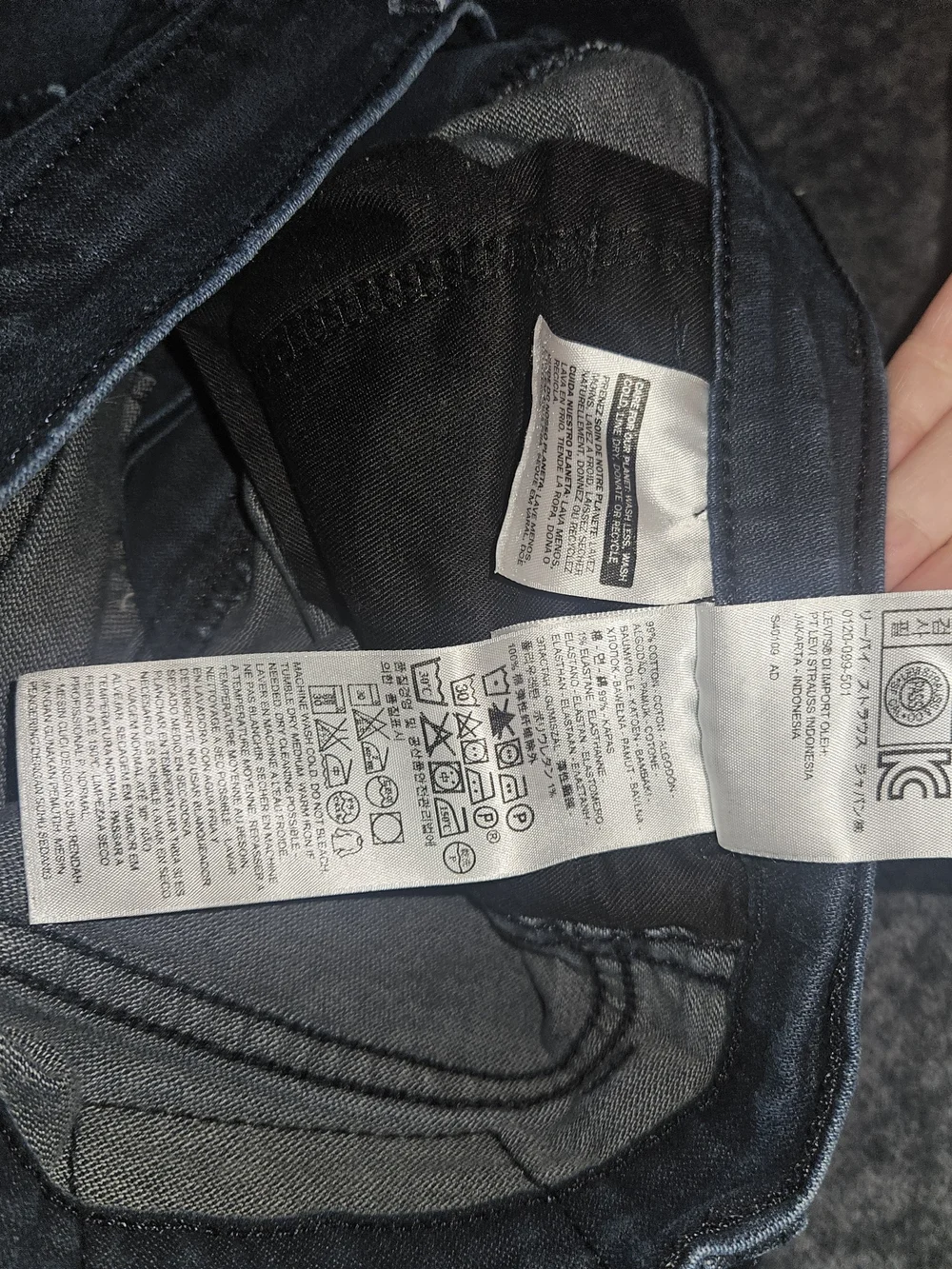 Levis slim straight